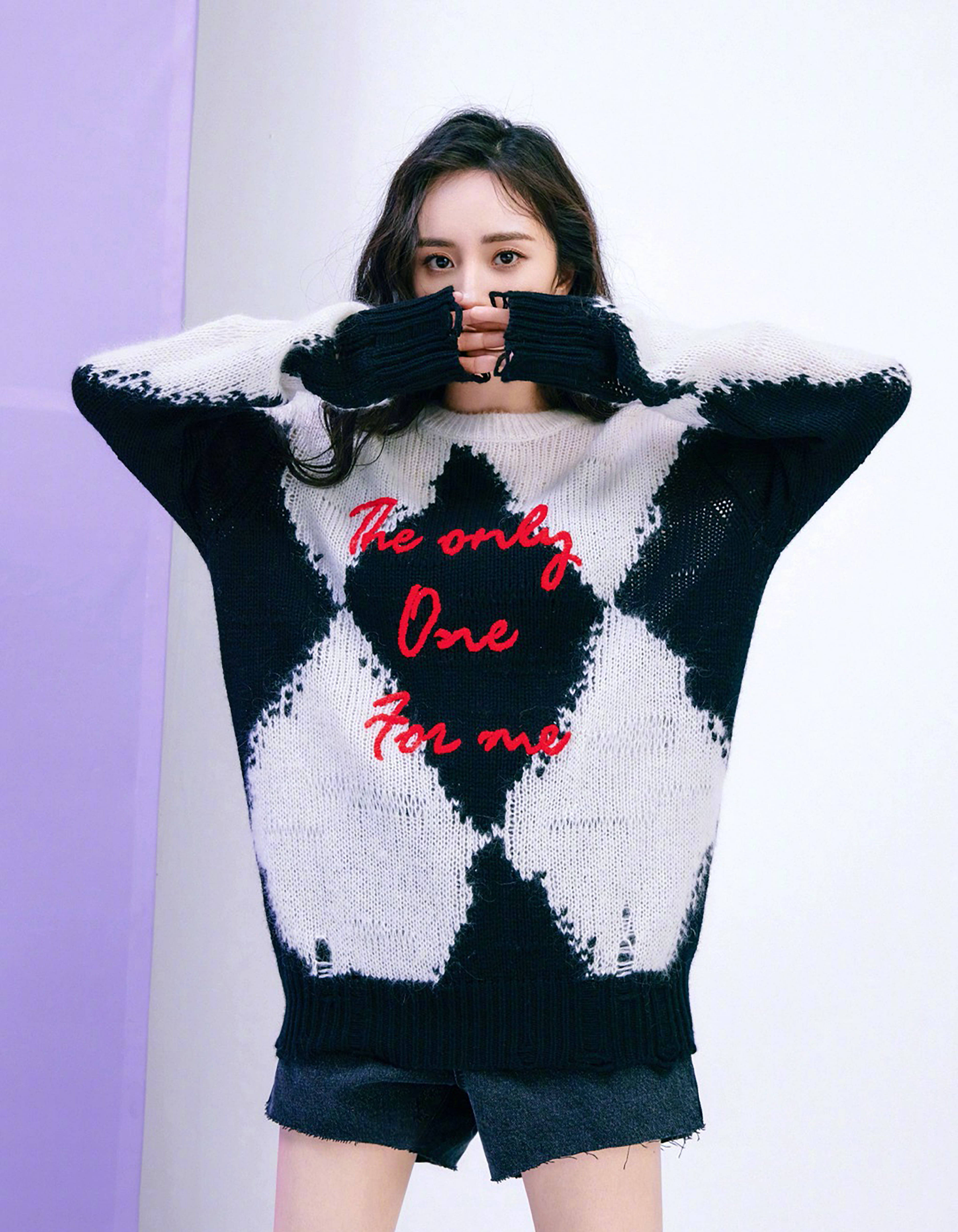 杨幂毛衣配短裤潮流在线 大秀美腿状态轻松少女感爆棚