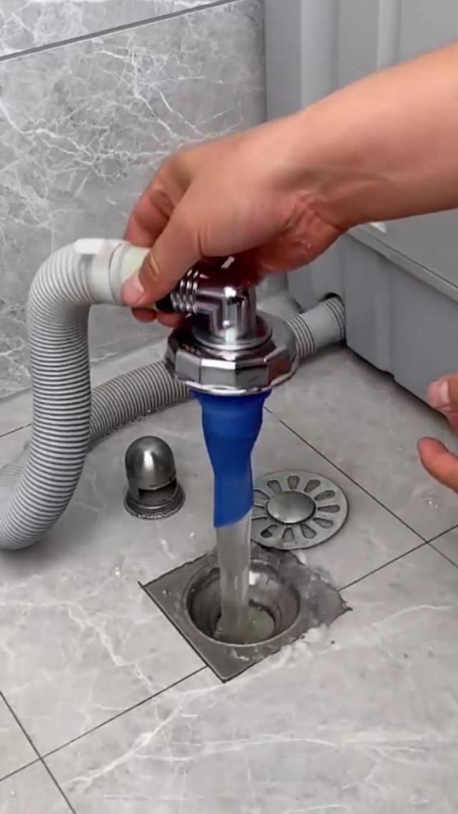 洗衣机排水管不能直接插在地漏里，特别是夏天，问题更多