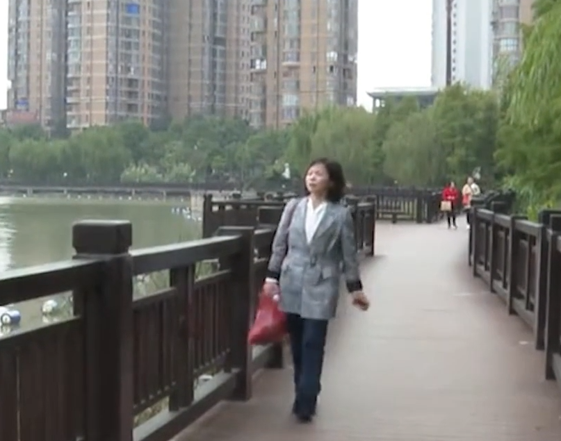故事：丈夫偷腥漂亮小保姆，并送10多套房产，原配得知后暴走上门