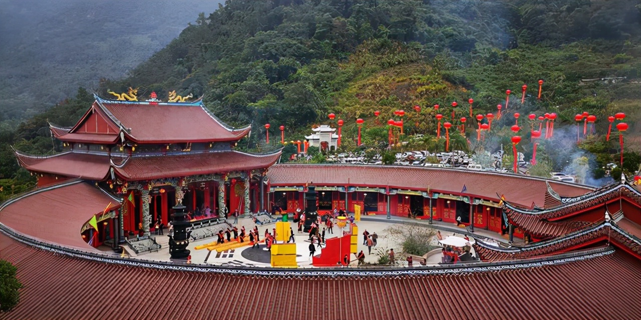 福州山区发现一座巨型土楼，里面装修太豪华了，吸引很多村民围观