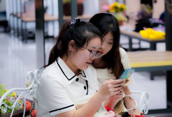 高校期末考试，女生穿丝袜与短裙参加，被质疑后回怼：现在21世纪