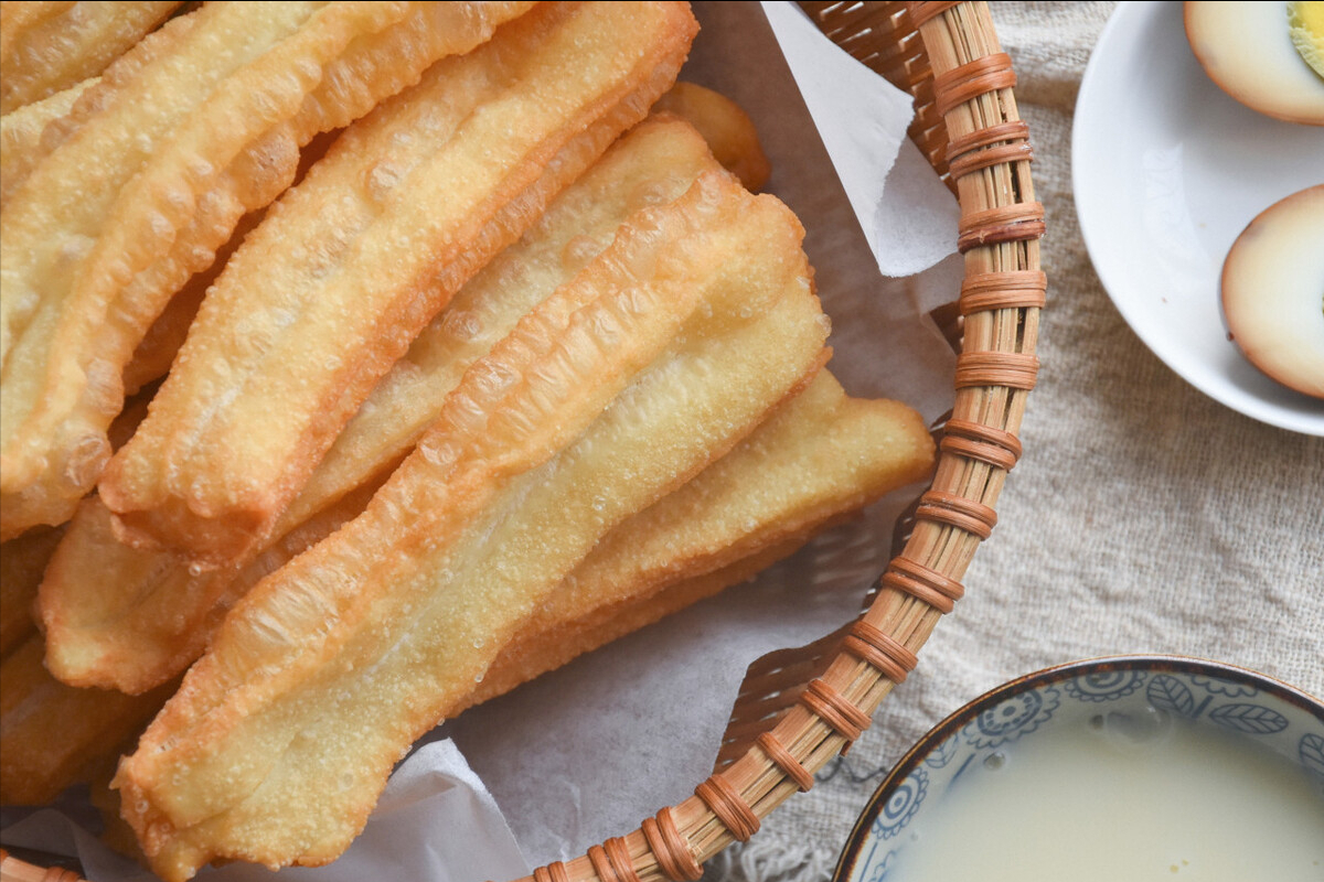 炸油条不用明矾，只需多放2味料，蓬松香酥脆，端上桌孩子抢着吃