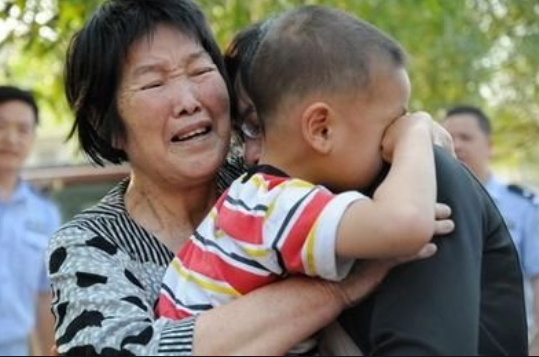 奶奶给孙卓5样新年礼物，孙卓感动不已，家人才是最宝贵的财富