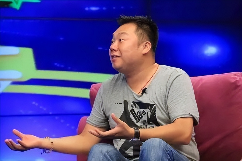 “李大嘴”姜超，相亲20次娶胖妻，38岁才得子，蜗居生活也幸福