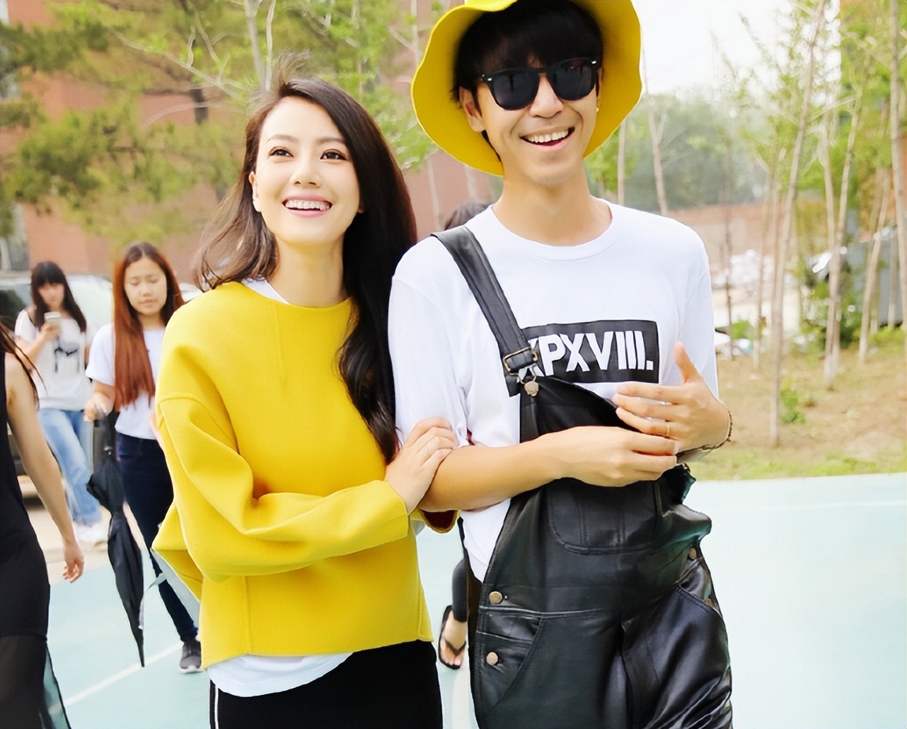 高圆圆与韩火火搭肩拍照，原相机下眼部肌肤松弛，头上白发抢镜