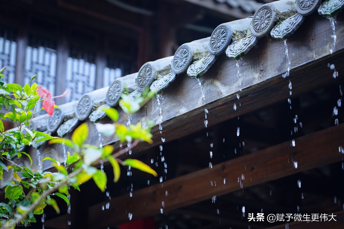 滴答答——雾蒙蒙，雨潇潇，行人踩路脚