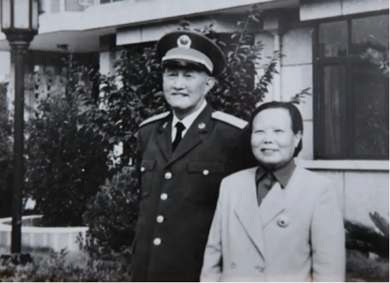 1960年，洪学智将要到吉林任厅长，晚饭后，抱着张文：我对不住你