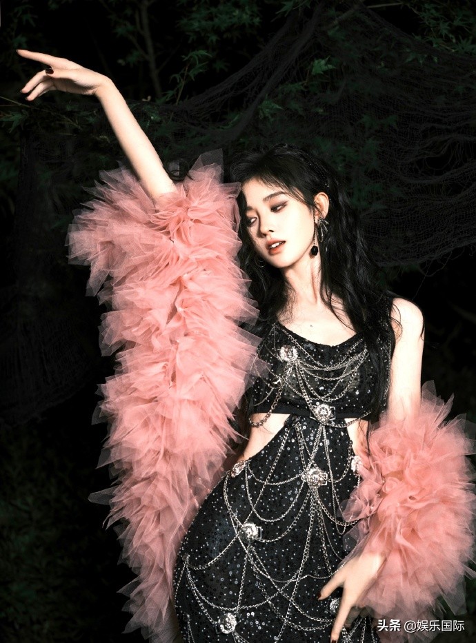 鞠婧祎生日照甜飒十足 两套造型上演反差萌