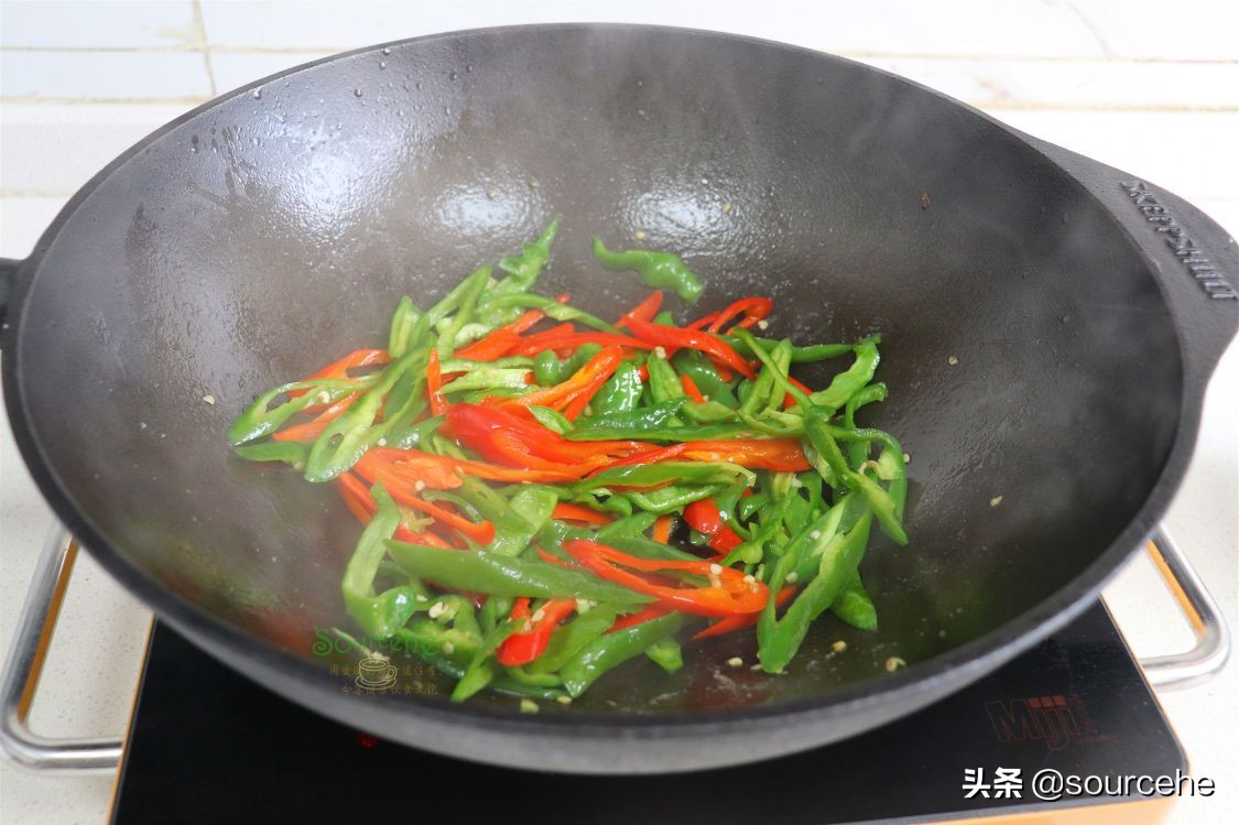 尖椒炒五花肉时多加一步，肥而不腻，香辣开胃，下酒又下饭