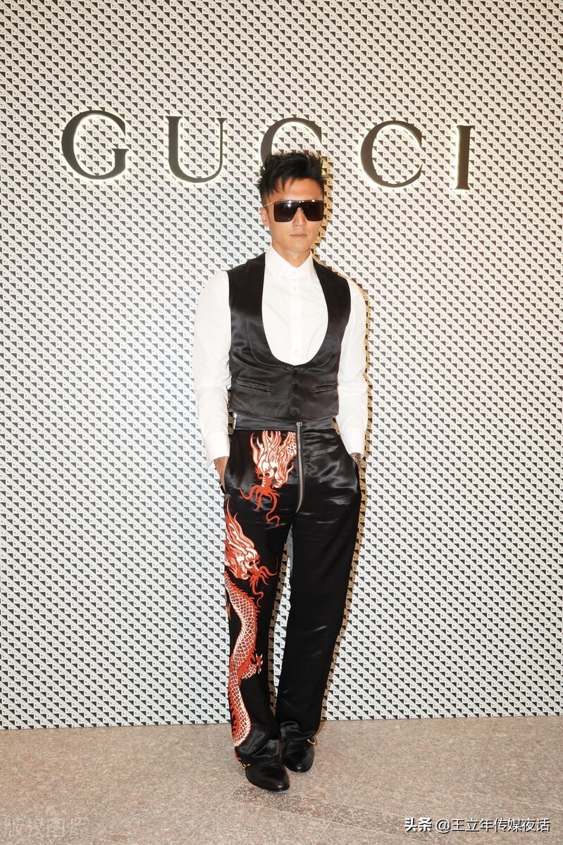 谢霆锋GUCCI旗舰开幕：白衬衫黑马甲，复古有型