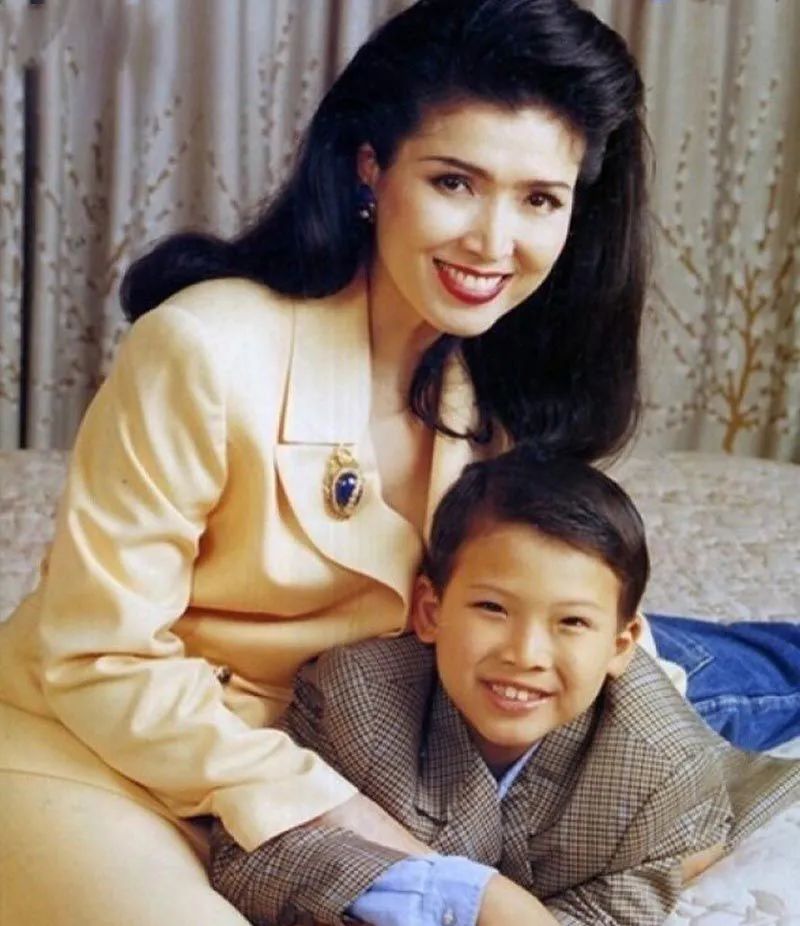 身高仅164cm的泰国环球小姐Apasra，美成了三代人的传奇