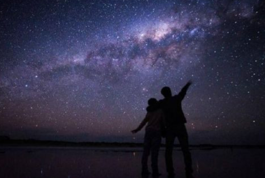 孔子问一7岁小孩：天上的星星有几颗？小孩回答后，孔子拜他为师