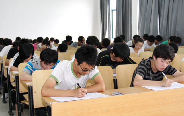 期末的大学课堂上，学生们积极举手“抢学分”，网友直呼太真实