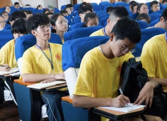 2021年四位很励志的“女性素材”，值得写进高考作文，可锦上添花