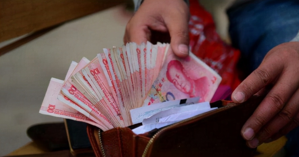 2015年，湖南一六旬老人，下葬3年后突然回村，花15万埋的是谁？