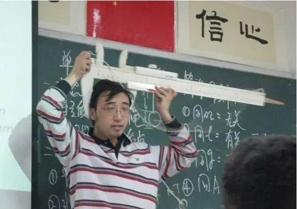 学霸手握清华和北大毕业证，2次找工作被拒绝，结果去中学教书