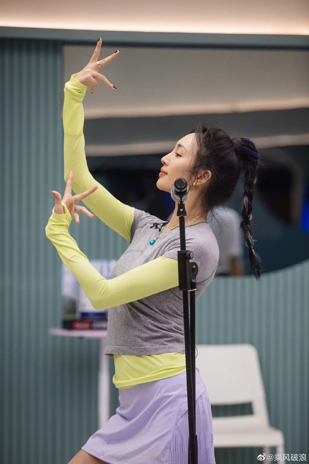 《乘风破浪》太卷了：蔡卓妍11厘米内增高，王心凌马丁靴1万4