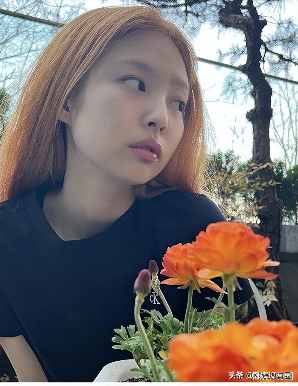 jennie(金智妮)通过自己的instagram上传了染了"橙金色"新发色的照片