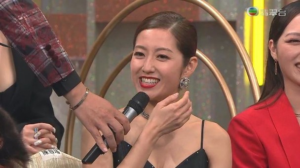 TVB颁奖礼上演宫斗，钟嘉欣痛失视后输给林夏薇是因为站错队？