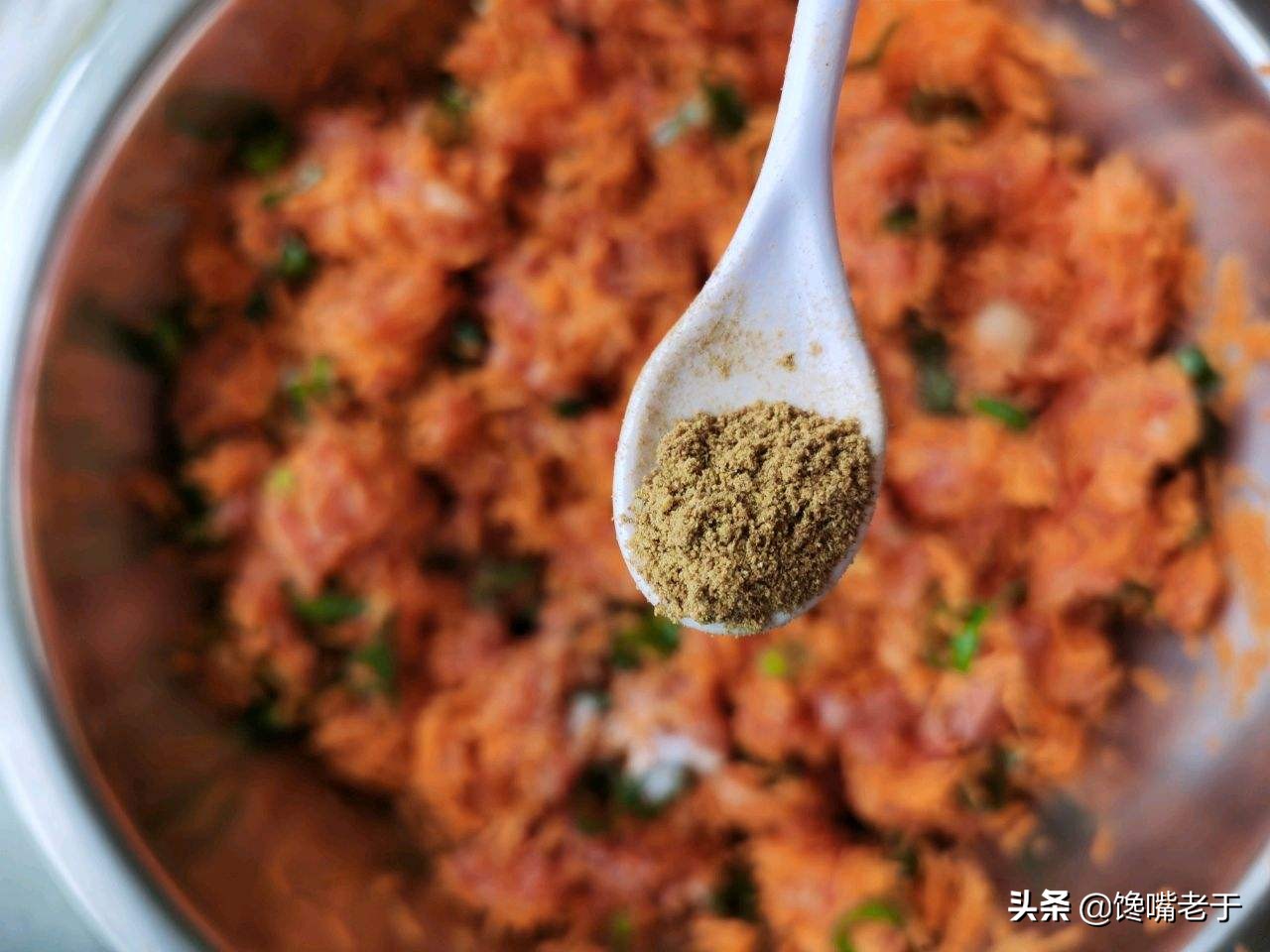 拌韭菜馅时：最忌放这3味料，10个人9个放，难怪饺子不鲜也不香