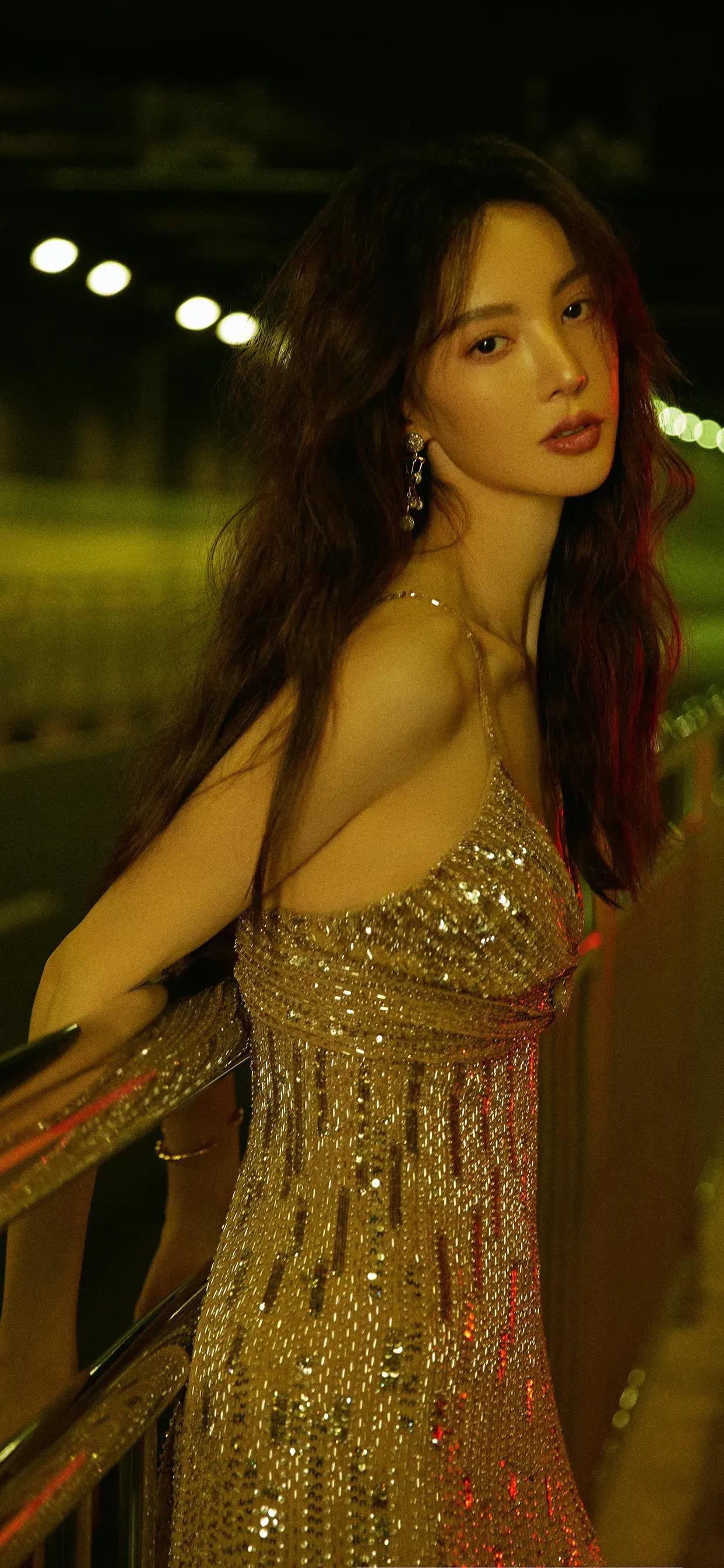 金晨迪丽热巴古力娜扎上演霓虹灯下的极限魅惑，这谁能抵挡得住呀