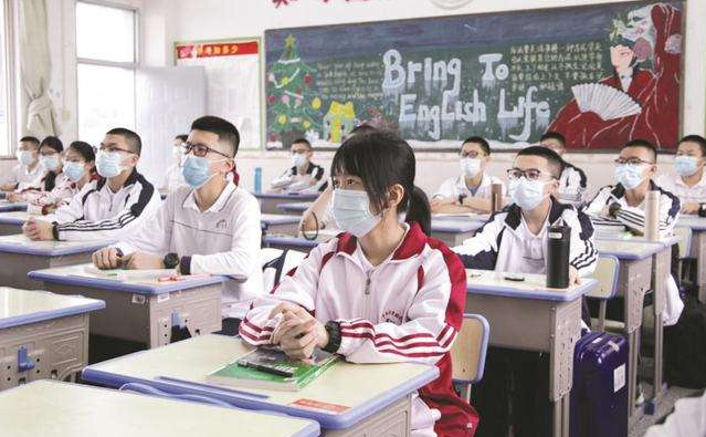 为啥普通学校校服是裤子，贵族学校却是裙子，这其中差在哪了？