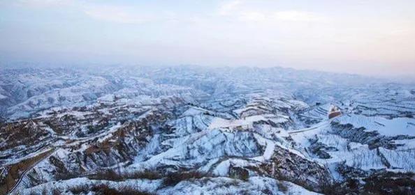 《沁园春·雪》：开头写宏伟壮阔的雪景，结尾抒改变世界的壮志