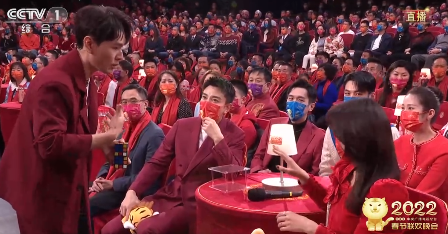 春晚魔术穿帮？贾乃亮、撒贝宁大喊：我不是托，刘涛也回应了