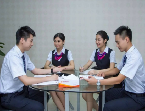 这些工作看起来年薪几十万，实际上工资并不高，空姐也不例外