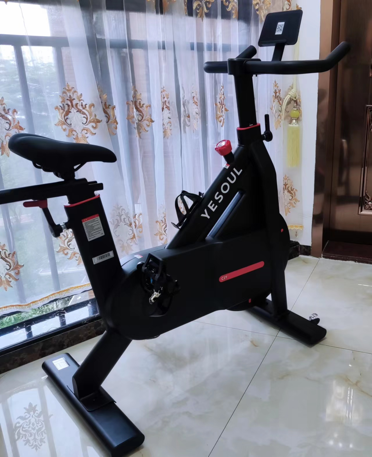 野小兽智能动感单车C1开箱体验：宅家也能看风景 高燃力骑行更舒适