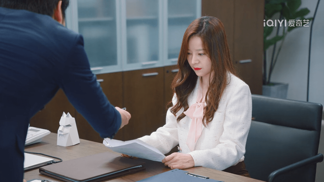 屠画《破事精英》收官藏彩蛋 金秘书古装造型美出天际