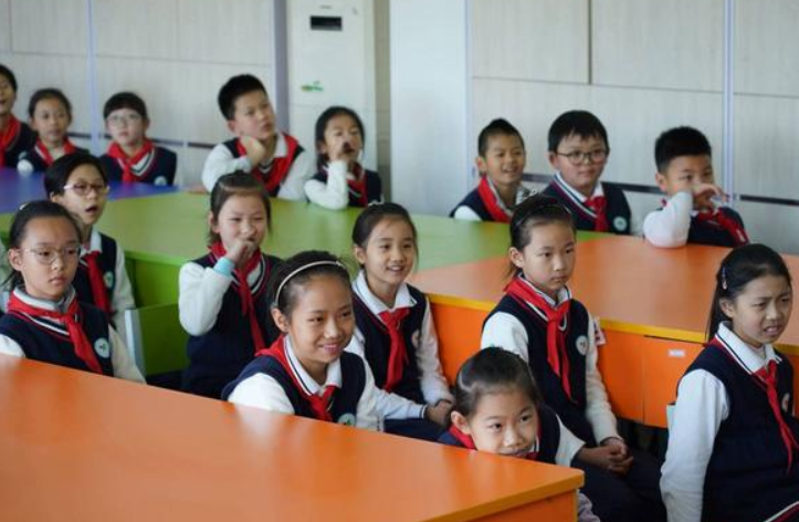 郑州一小学统一女生头绳颜色，遭到家长集体质疑，有必要吗？