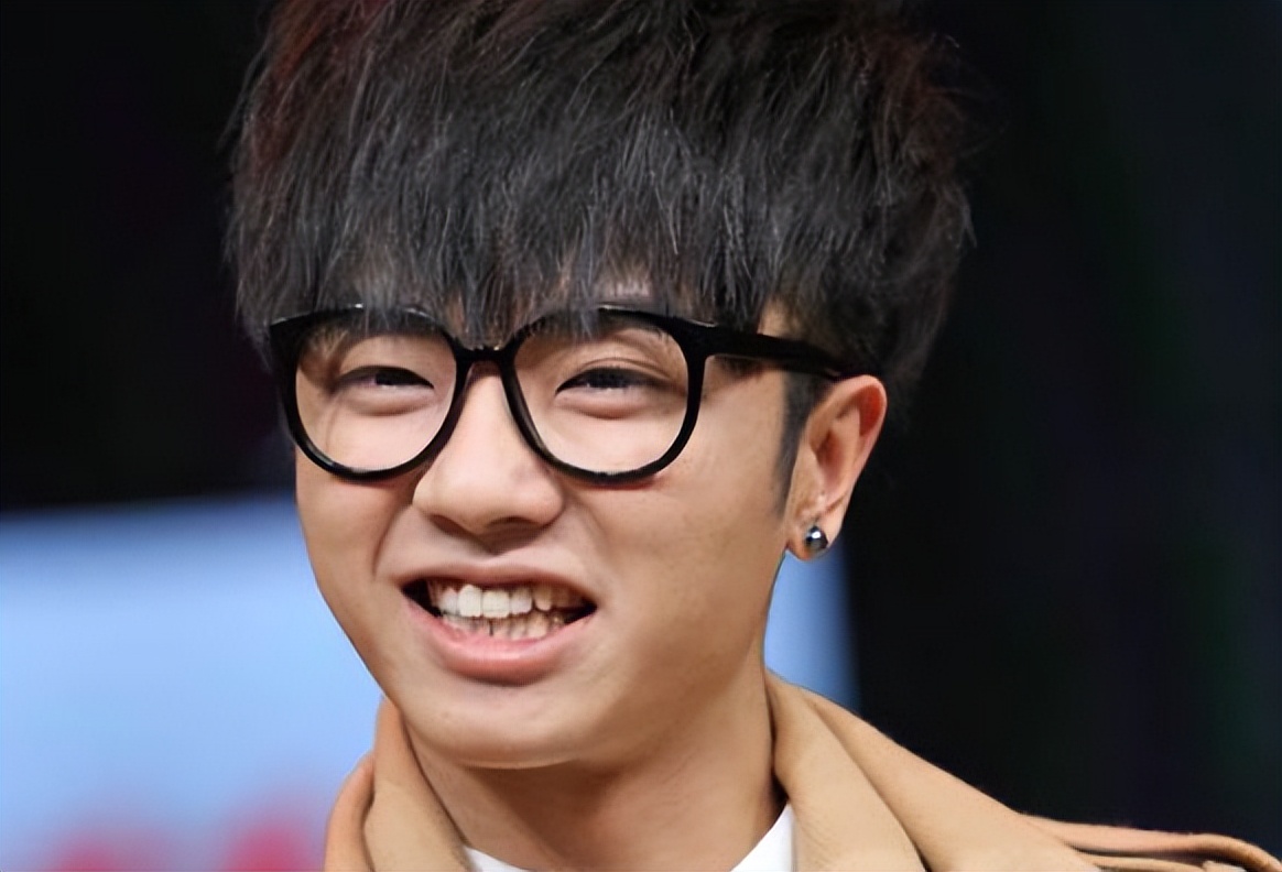 同样是“眼镜造型”，把肖战王一博和吴启华放一起，差距就出来了