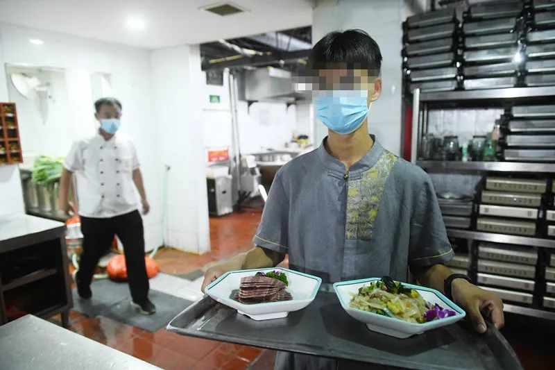 看哭了！阜阳18岁少年带着妈妈打工