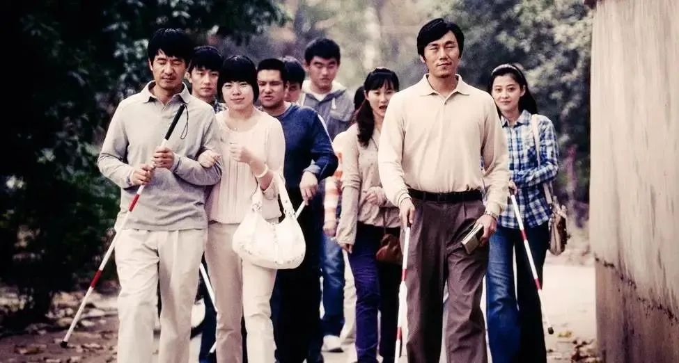 娄烨导演在拍摄这部电影的时候,他带领着剧组深入到了盲人中心,了解和