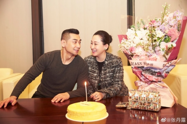 赵文卓妻子43岁生日，儿子头剪成蛋糕状酷，大女儿发长文表白妈妈