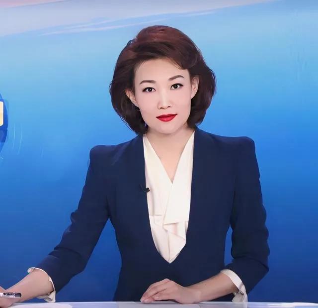 央视主持人李梓萌最新美照