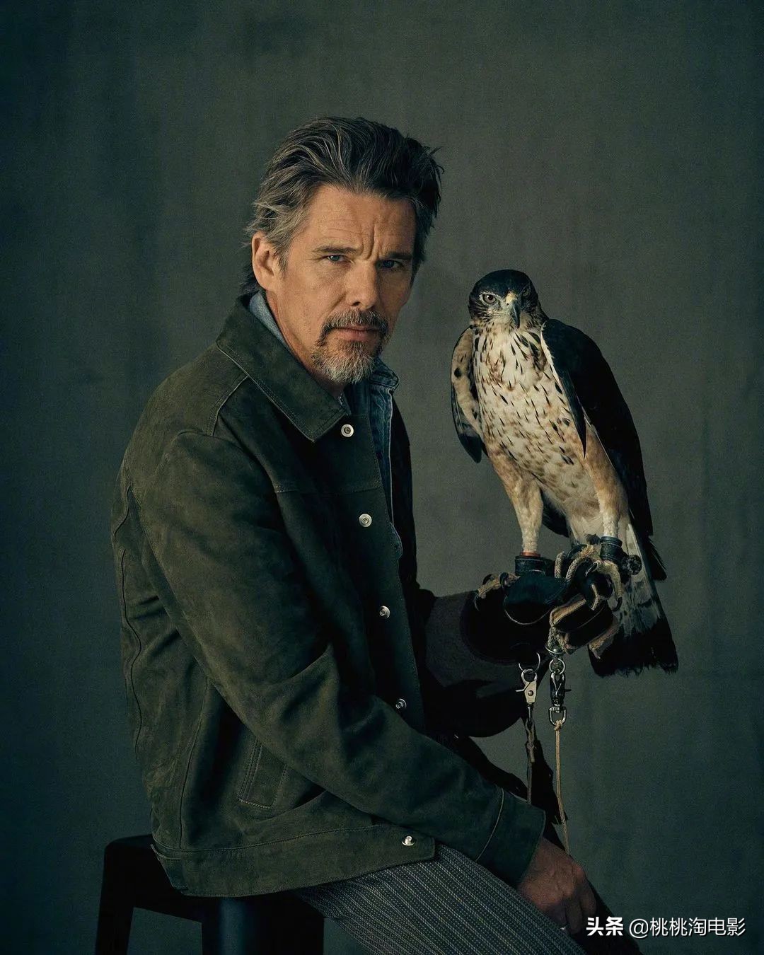 男星伊桑·霍克《the rake》杂志封面大片,沧桑帅叔魅力十足