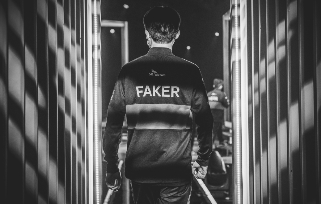 “小虎暗讽Faker，Doinb霸气开团”？RNG问鼎MSI，T1陷入舆论漩涡