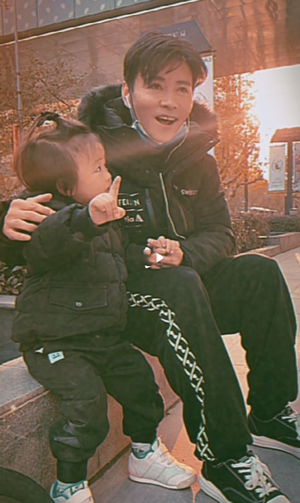 张晋带娃好有爱，搂着儿子唱粤语歌，乐儿扎小揪揪全程“冷漠脸”