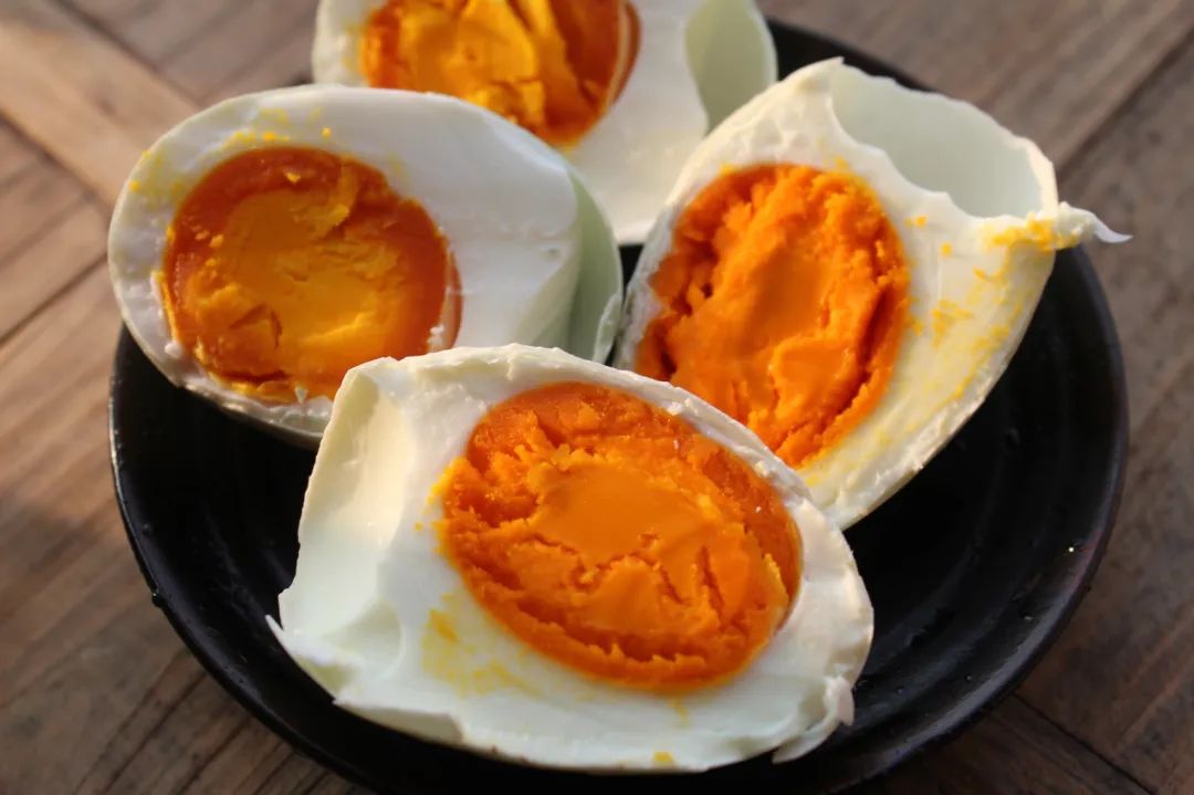 三步咸鸭蛋！沙子里出油还不咸，半个月就可以吃了。