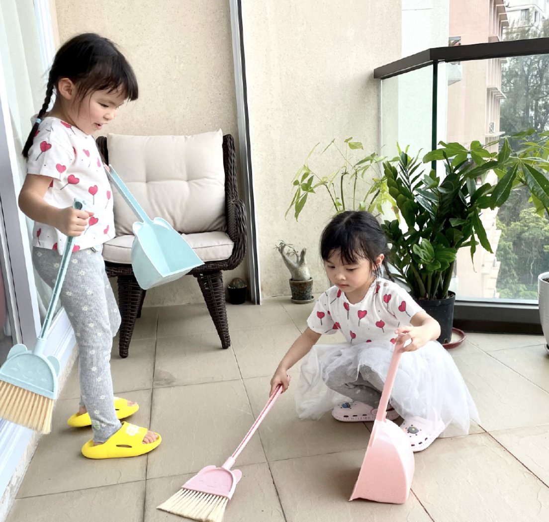 熊黛林晒双胞胎女儿做家务，姐妹俩打扫阳台，被妈妈温柔大赞好乖