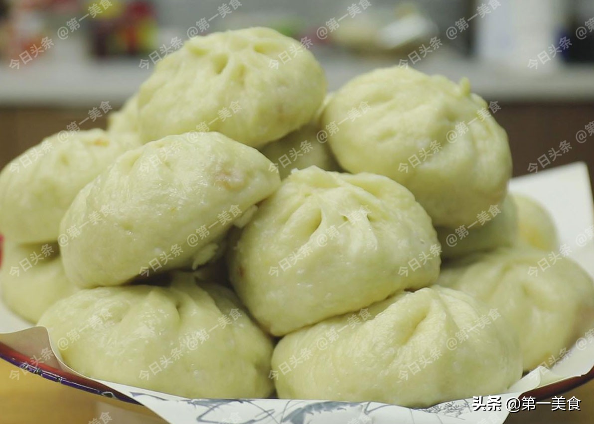 过年蒸包子，冷水上锅、热水上锅区别大了，用对方法包子蓬松暄软