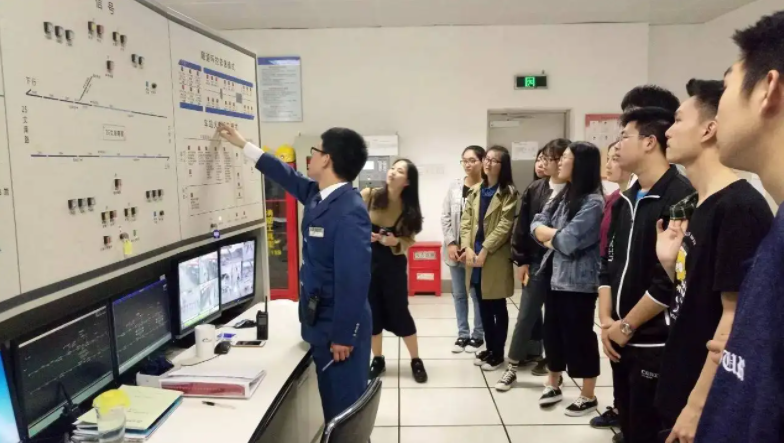铁路局一职难求？这4个对口专业学生不要错过，上岗概率十拿九稳