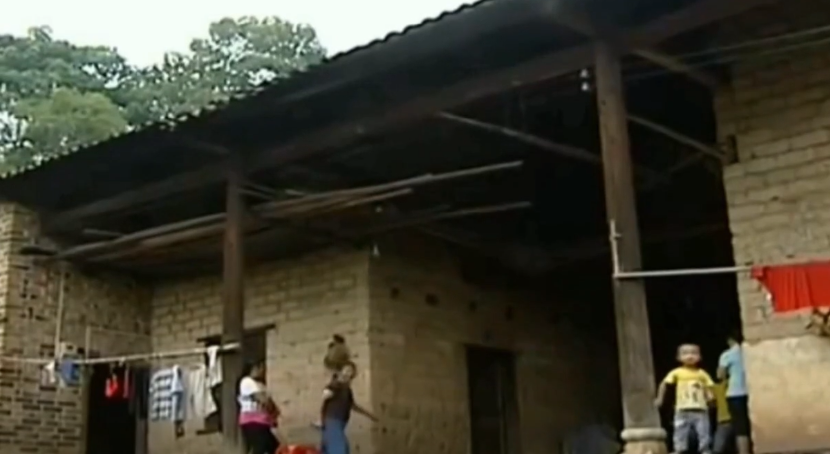 2017年，女孩金榜题名后，偷偷与富豪生父相认，穷养父：早干嘛了