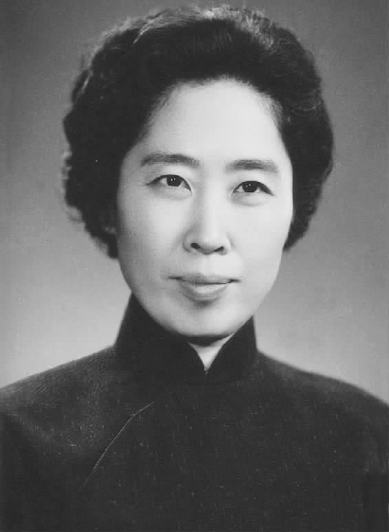她长相出众，19岁上大学，27岁结婚，后来丈夫成为第二任国家主席