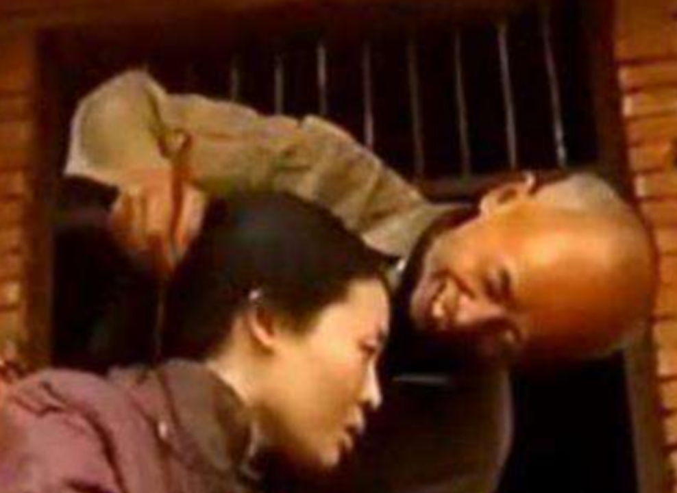 1995年，55岁老汉花120元买四川女大学生，两人跟牲口同住17年