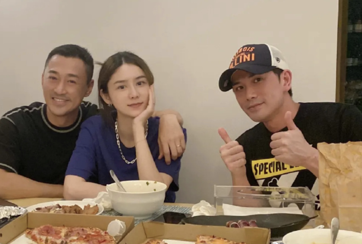 林峯为张馨月庆祝母亲节，与老婆贴脸合影笑容幸福，在线互相示爱