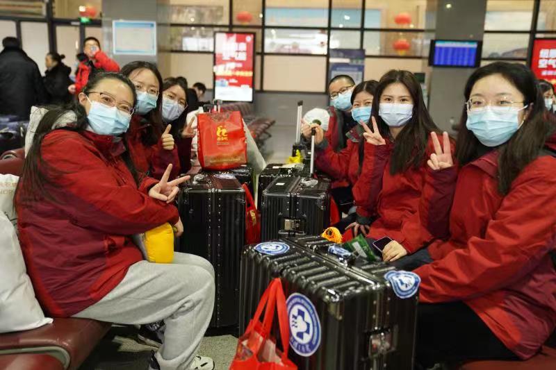 图片新闻：安阳东站温馨服务返“湘”白衣天使