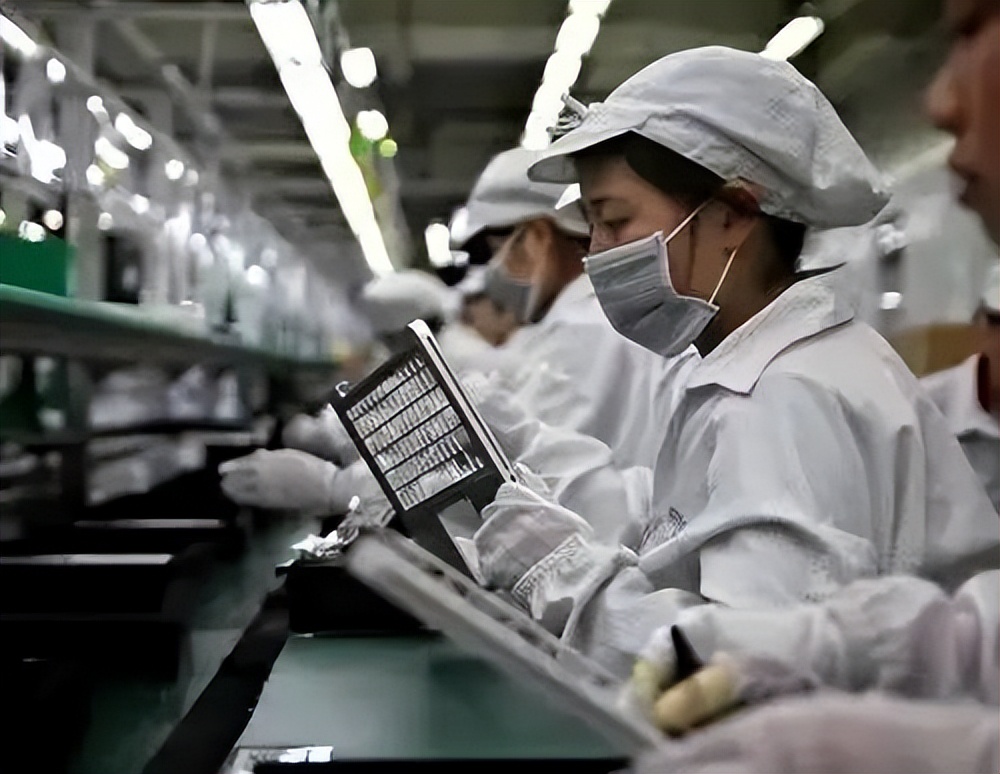 俞敏洪向左，辛巴向右